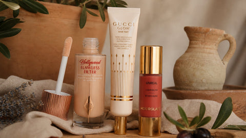 תרגום טרנד: ״Cloud-Skin Glow״ לקיץ הישראלי — איך בונים עור מטושטש־מואר עם סומק נוזלי ונקודות אור שלא מחליקות בלחות