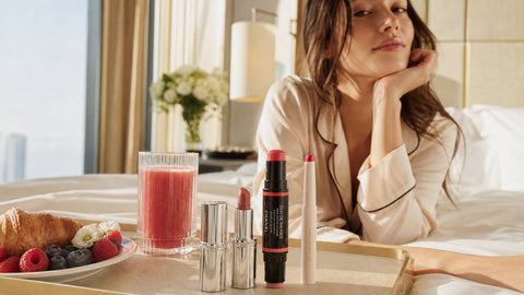 טרנד ה־No-Mascara Makeup: כך תיצרו מראה ערני ומלוטש עם עפעף מואר, סומק רענן ושפתון לחות — בלי להעמיס על הריסים