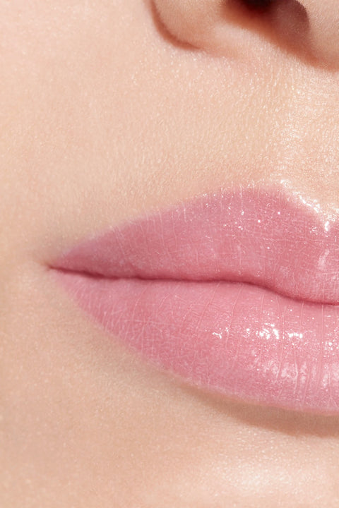 CHANEL Rouge Coco Baume Shine Hydrating Tinted Lip Balm 3g - 772 Sparkling Pink - application visual a